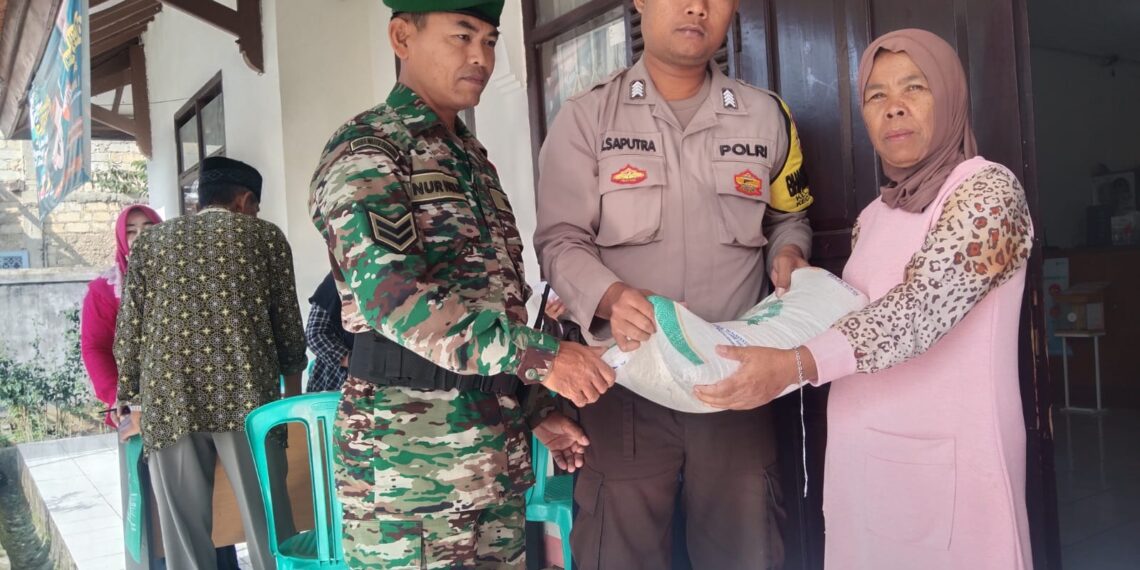 Anggota Bhabinkamtibmas Kel Sukakarya Monitoring Pembagian Bansos Beras