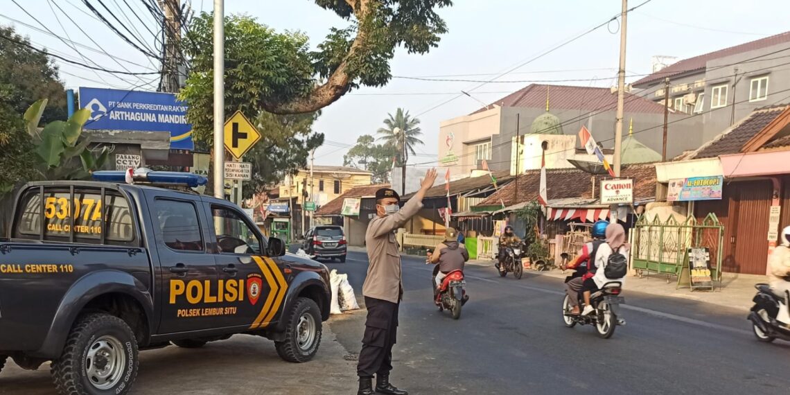Ciptakan Lalu Lintas Lancar Dan Kamtibmas Yang Aman, Anggota Polsek Lembursitu Laksanakan Patroli Dan Pengaturan Lalu Lintas