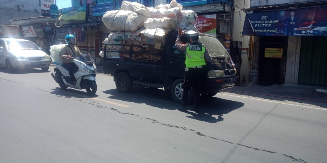 Polisi Unit Lalulintas Berikan Teguran Secara Humanis Kepada Pelanggar Lalulintas Yang Kendaraan Muatan Berlebihan (Over Load)