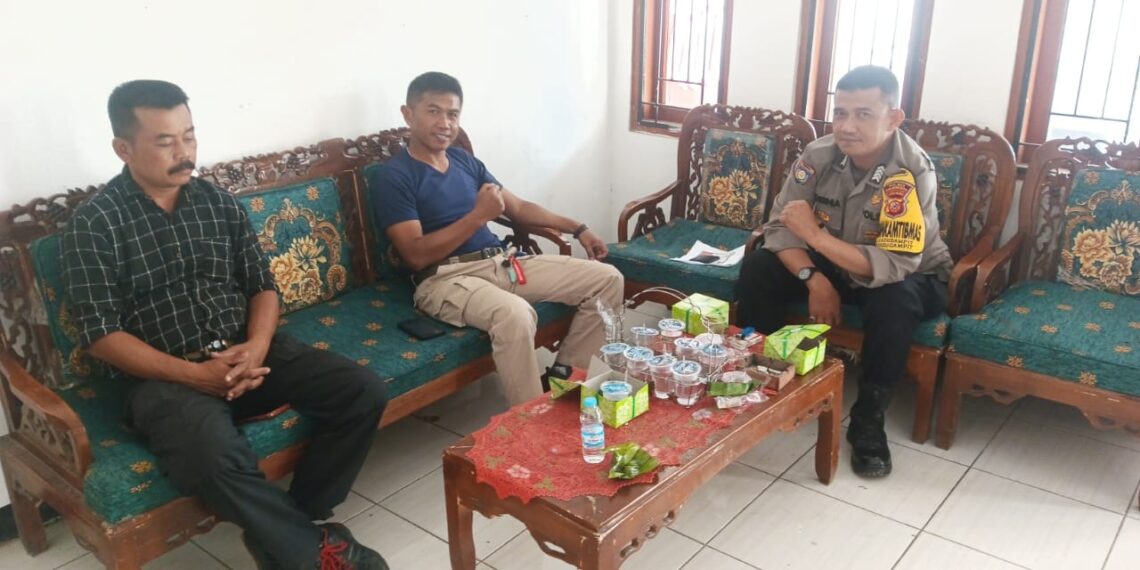 Bhabinkamtibmas Polsek kadudampit Sambang /Anjangsana Dialogis Dengan Warga masyarakat