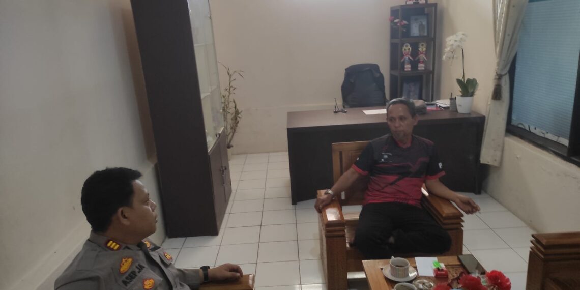 Jalin Silaturahmi, Kapolsek Sukalarang Sambang Kepala Desa Cimangkok
