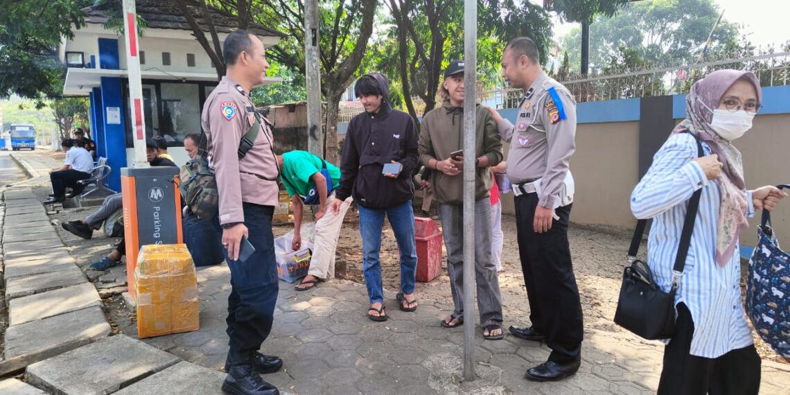 Hari Ke-10 Operasi Zebra Lodaya 2023.Unit Lantas Polsek Baros mengajak Masyarakat untuk menjadi Promotor Keselamatan berlalulintas