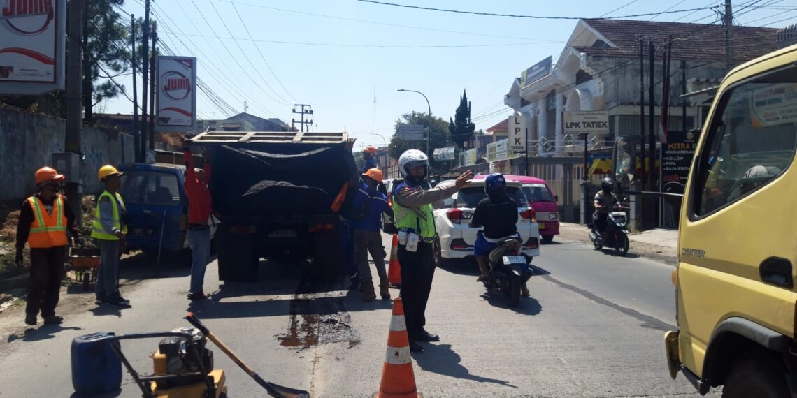 Panit Lantas Polsek Sukaraja melakukan pengaturan Lalin di sepanjang Jl. Raya Sukaraja  Kec. Sukaraja
