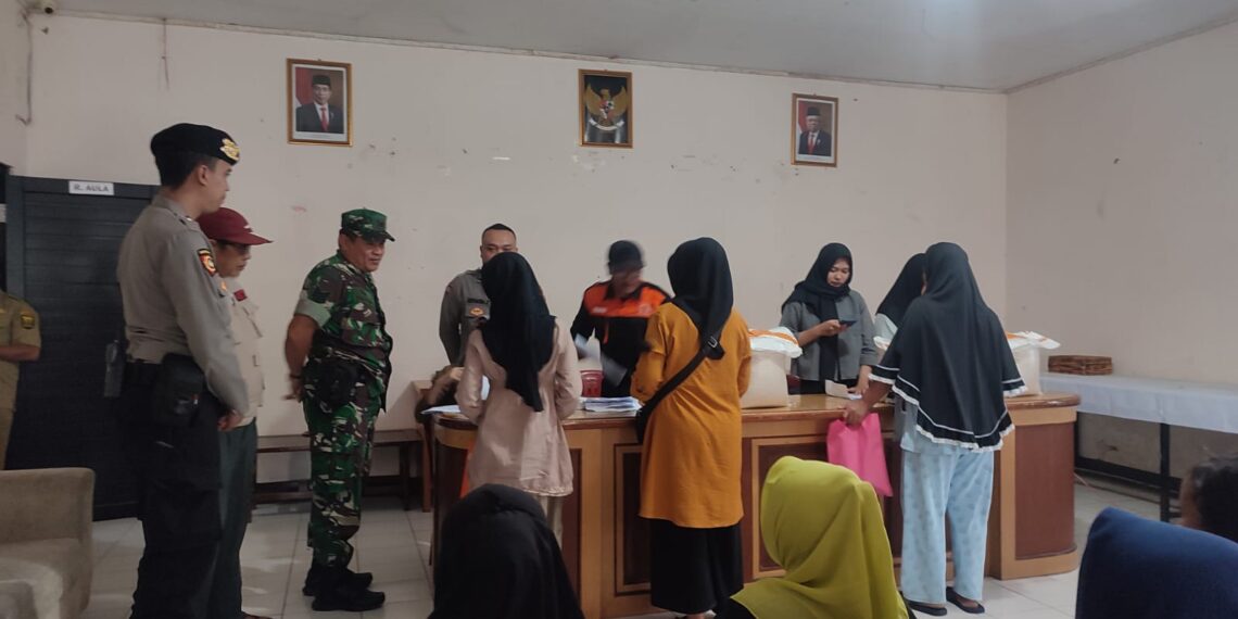 Bhabinkamtibmas Desa Sukaraja Polsek Sukaraja bersama Babinsa Sukaraja  melakukan monitoring dan pengamanan penyaluran bantuan pangan