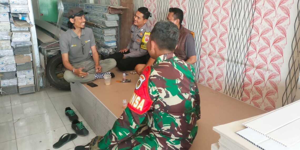 Babinkamtibmas bersinergi dengan Babinsa Sambangi Warga dan Berikan Imbauan Kamtibmas