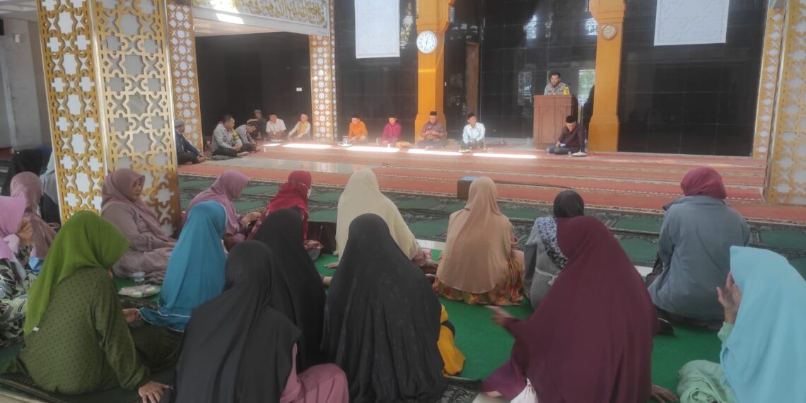 Tingkatkan Keimanan,Kapolek Sukalarang Bersama Anggota Polsek Sukalarang Ikut Pengajian Rutin di Masjid Al- jabbar Sukalarang