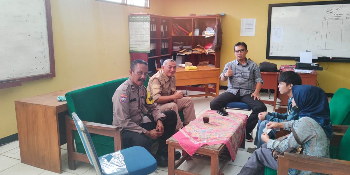Bhabinkamtibmas Polsek Cisaat  Silaturahmi dengan Guru Sekolah SMK Teknika Cisaat