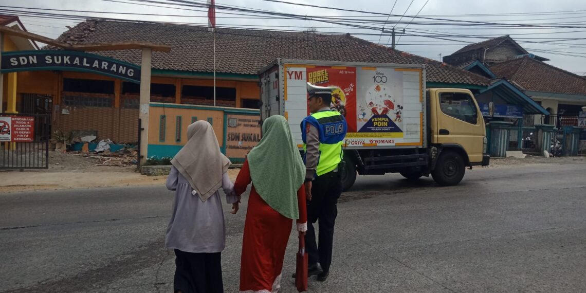 Wujud Kepedulian, Polisi Bantu Masyarakat Menyeberang Jalan
