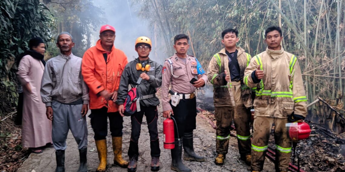 Cegah Kebakaran Lahan Kebun Bambu, Polisi Polsek Sukalarang Dengan BPBD Kabupaten Damkar Sukaraja Dibantu Warga Masyarakat Memadamkan Api