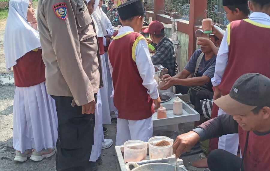 Bhabinkamtibmas Polsek Kadudampit Lakukan Patroli dialogis
