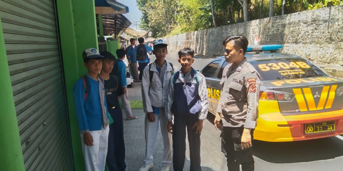 Ciptakan Rasa Aman, Anggota Samapta Polsek Warudoyong Laksanakan Patroli dialogis di Siang Hari