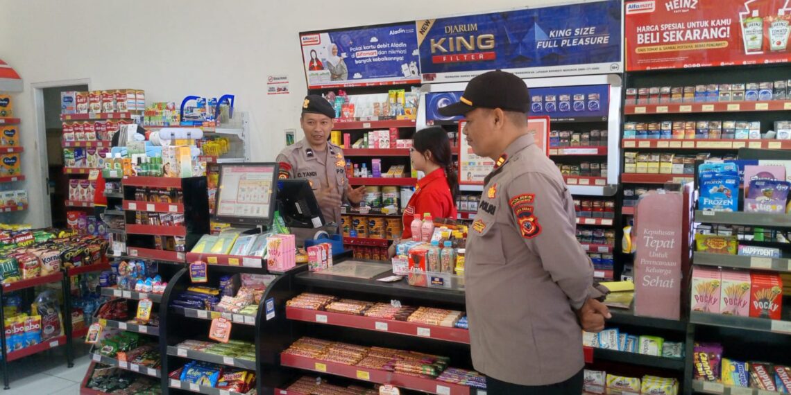 Polsek Sukalarang Laksanakan Patroli Dialogis Kerawanan Siang Kontrol Minimarket