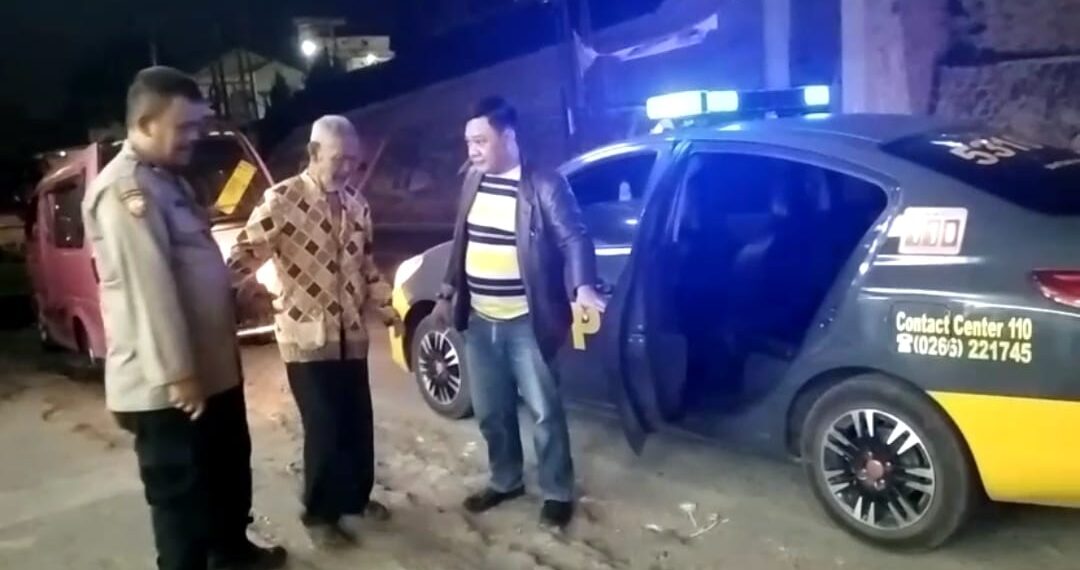 Seorang Kakek ditemukan di depan Alfamart dalam keadaan kebingungan masyarakat menyerahkan ke Polsek Sukaraja