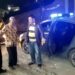 Seorang Kakek ditemukan di depan Alfamart dalam keadaan kebingungan masyarakat menyerahkan ke Polsek Sukaraja