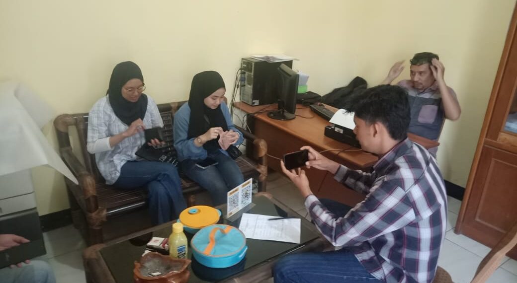 Sebagai garda terdepan dalam memberikan pelayanan kepada masyarakat, SPKT Polsek Cibeureum melalui KSPKT dan Unit Intel siap melayani dengan ramah dan santun