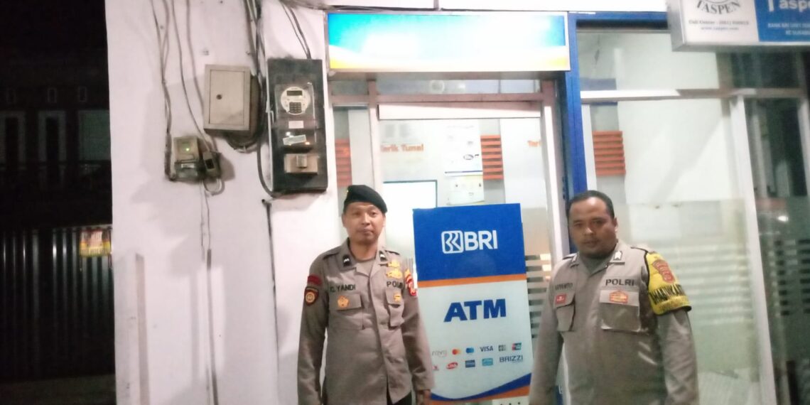 Polisi Polsek Sukalarang Patroli Malam Hari Kontrol ATM BRI Cegah Kejahatan Perbankan