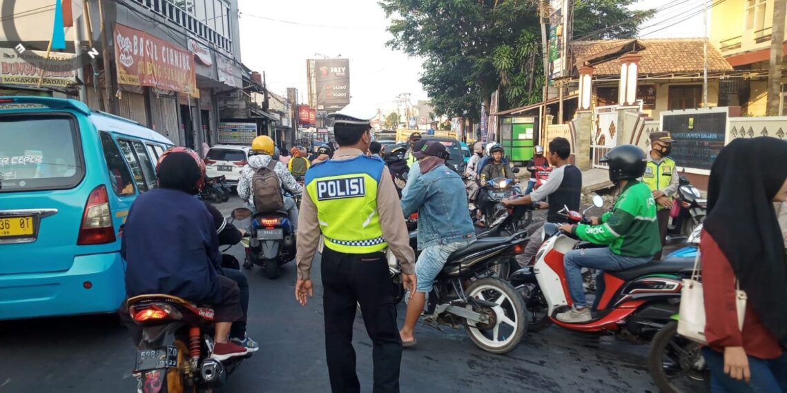 Gatur Lalin Pagi, Bentuk Pelayanan Unit Lantas Polsek Sukalarang Kepada Masyarakat Pasca Masuk Karyawan
