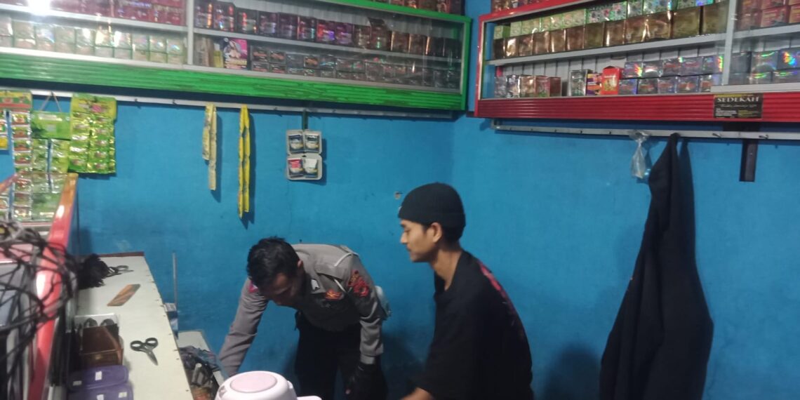 Cegah Peredaran Miras, Polisi Polsek Sukalarang Gencarkan Razia Miras Ke Kios – Kios Jamu
