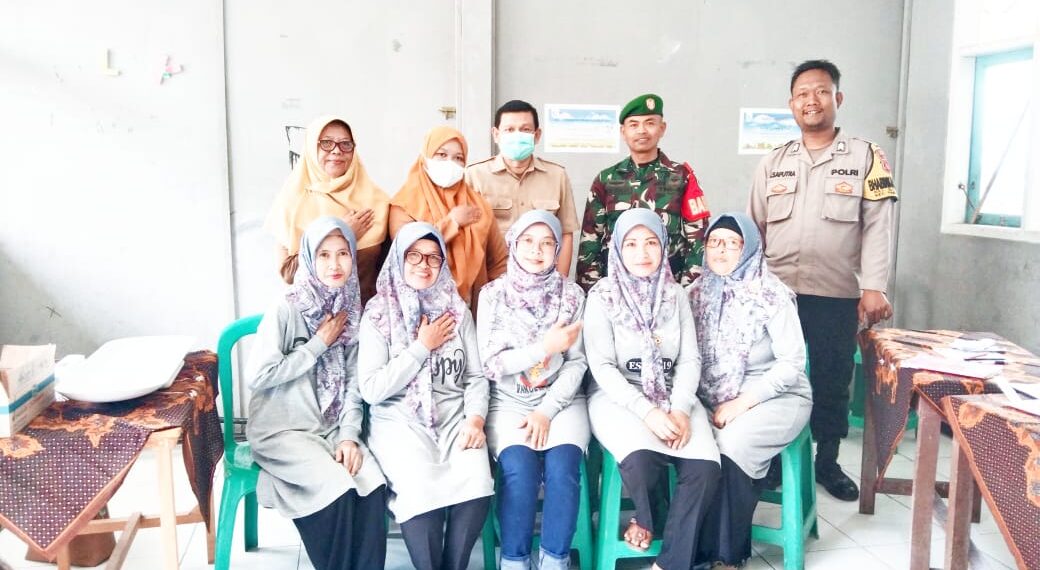 Sinergitas TNI – Bhabinkamtibmas dan Babinsa Laksanakan Sambang ke PKM Sukakarya