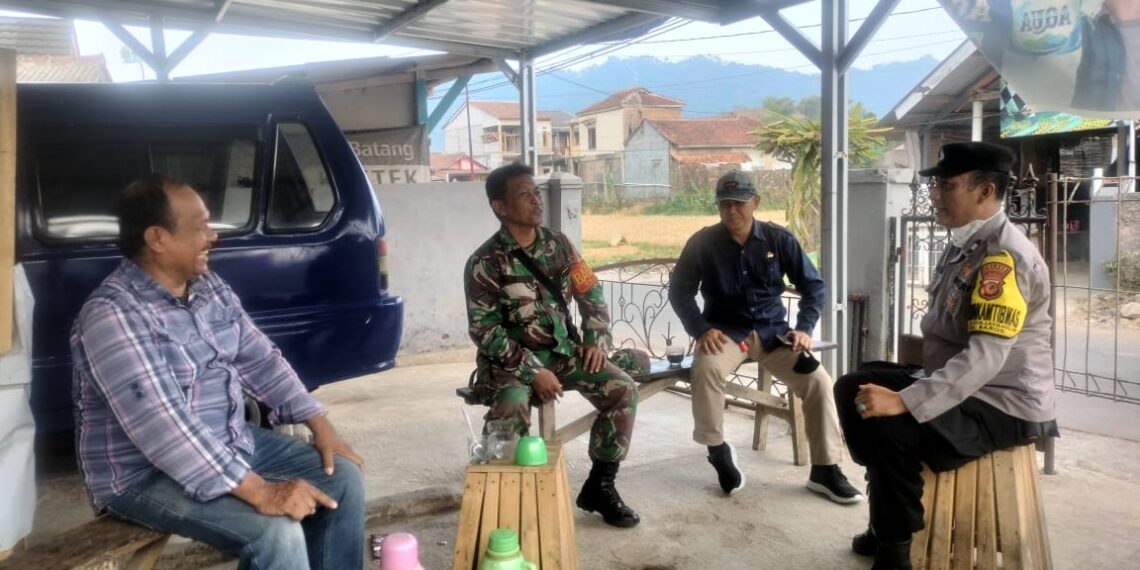 Bhabinkamtibmas Polsek Baros Bersama Babinsa  melaksanakan kegiatan Sambang/ Silaturahmi Kamtibmas  kepada warga