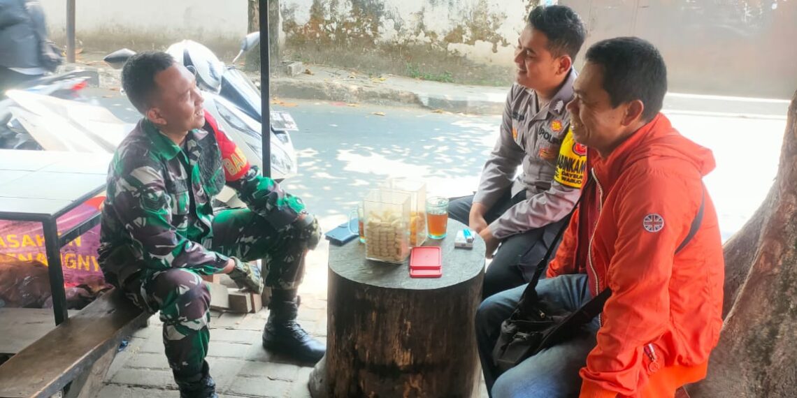 Babinkamtibmas bersinergi dengan Babinsa Sambangi Warga dan Berikan Imbauan Kamtibmas