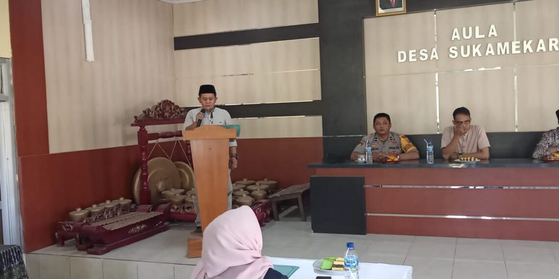 Bhabinkamtibmas Polsek Sukaraja bersama anggota Polsek Sukaraja menghadiri dan mengamankan kegiatan penyampaian visi dan misi, para Calon Kepala Desa
