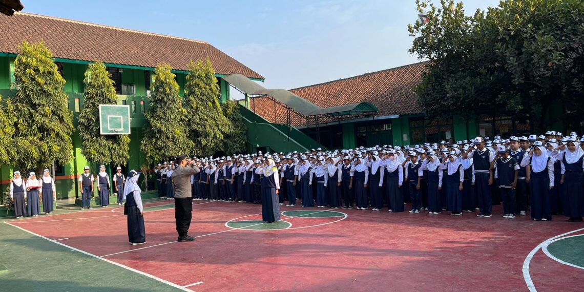 Kapolsek  Warudoyong Jadi Pembina Upacara Bendera di SMPN 11 Kota Sukabumi