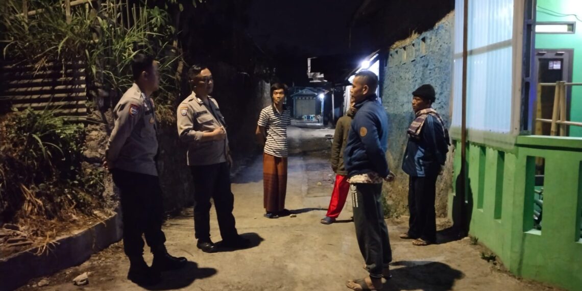 Bhabinkamtibmas Polsek Cikole Sambangi Warganya Yang Sedang Ronda Malam