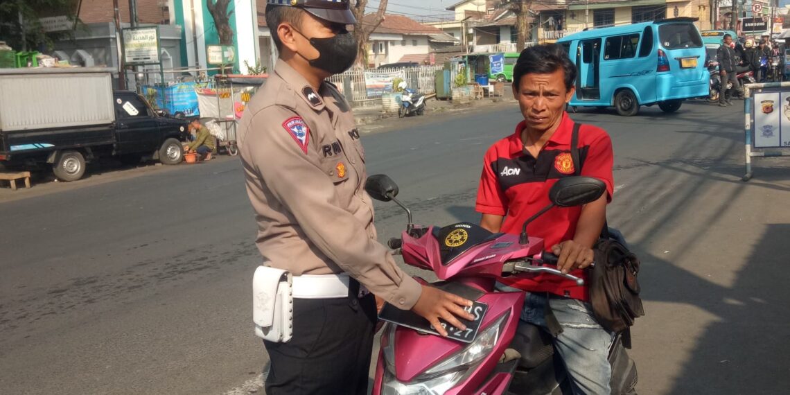 Berikan Teguran Humanis Unit Lantas Polsek  Cisaat Mendorong Kesadaran Masyarakat Untuk Tertib Lalu Lintas