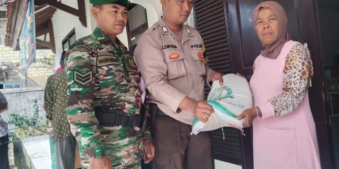Bhabinkamtibmas Kelurahan Sukakarya Monitoring Pembagian Bansos Beras