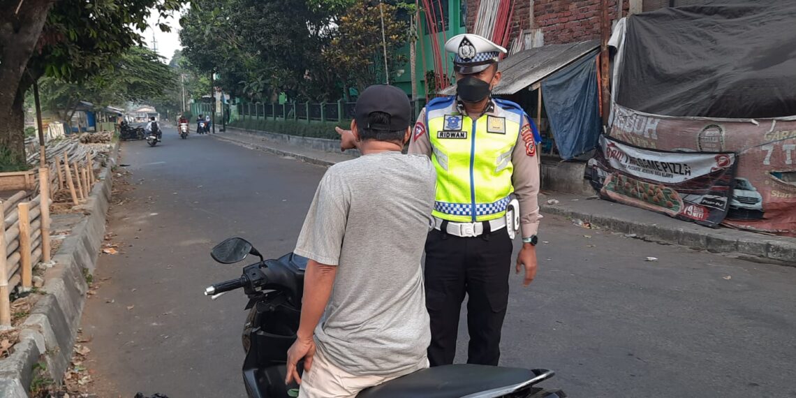 Peduli Keselamatan, Polisi Berikan Teguran Humanis Kepada Pelanggar Lalu Lintas