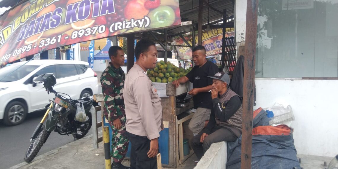 Anggota Bhabinkamtibmas Polsek Warudoyong Bersinergi dengan Babinsa Sambangi Warga Untuk Tingkatkan Harkamtibmas