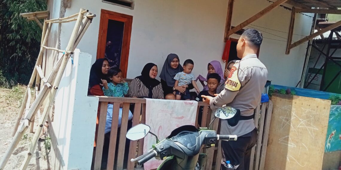 Sambangi Ibu-Ibu Di Wilayah Binaan, Bhabinkamtibmas Sampaikan Pesan Kamtibmas