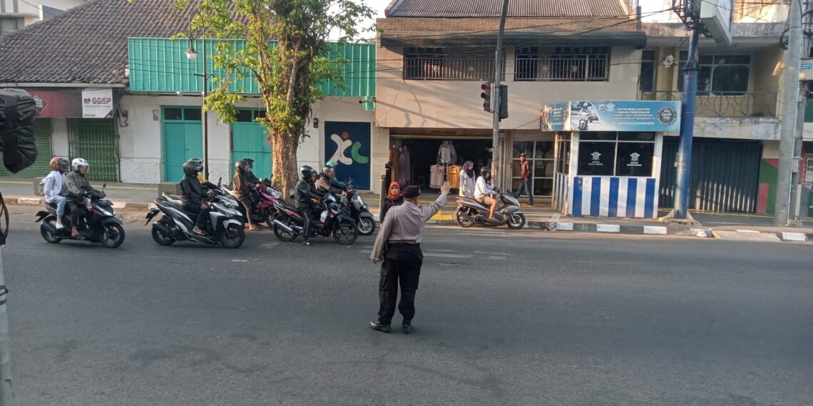 Agar Terciptanya Kamseltibcar Lantas disiang hari diwilayah hukum Polsek Gunungpuyuh, Polsek Gunungpuyuh rutin laksanakan Gatur Siang