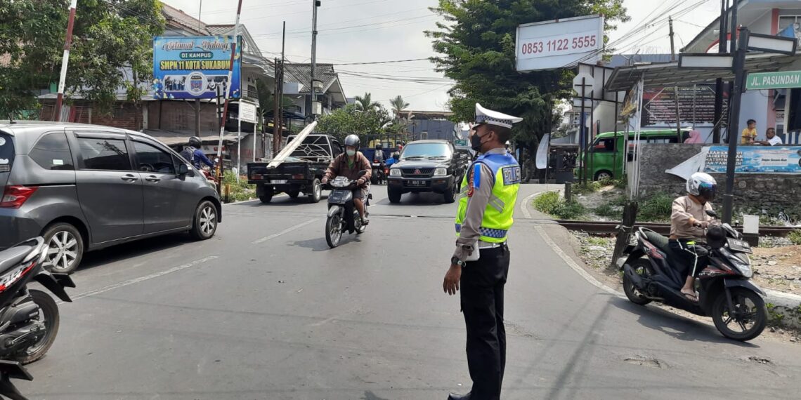 Polsek Warudoyong Gatur Lalu Lintas Paska melintas Kereta Api Pangrango