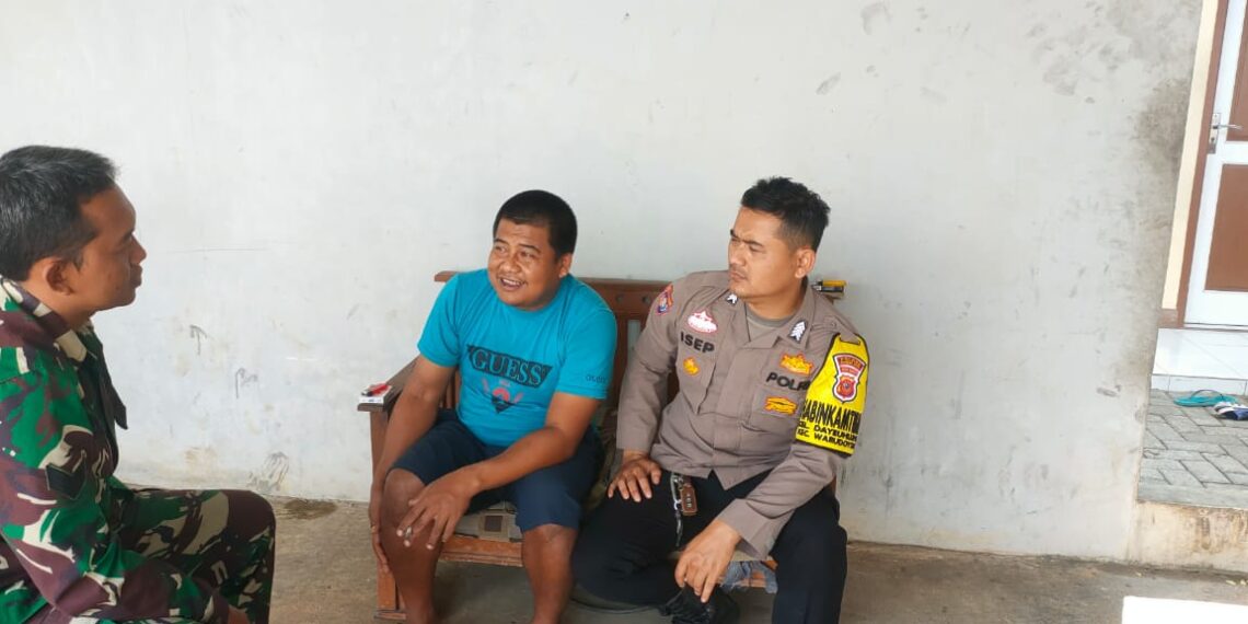Babinkamtibmas bersinergi dengan Babinsa Sambangi Warga dan Berikan Imbauan Kamtibmas