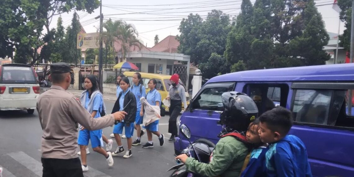 Patroli Polsek Cikole Bantu Sebrangkan Anak Sekolah