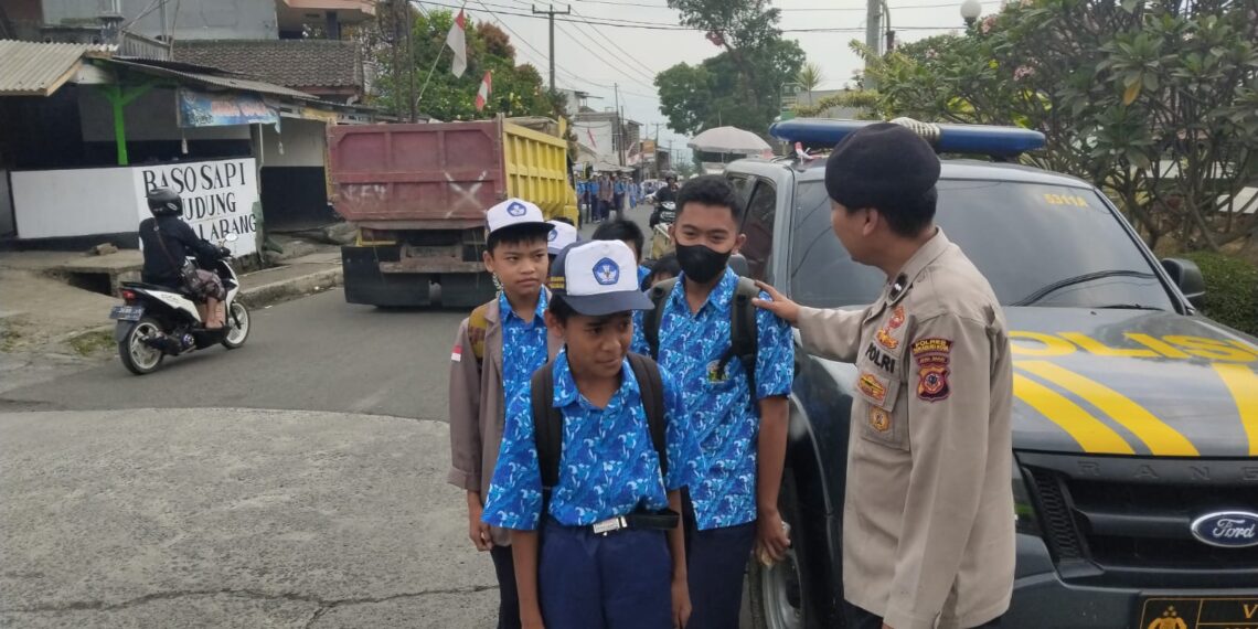 Antisipasi Tawuran Antar Pelajar,Polisi Melakukan Himbauan Kepada Para Pelajar Yang Masih Nongkrong