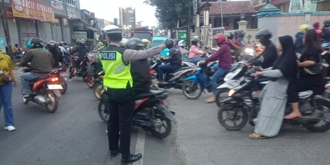 Pengaturan Lalu – lintas pada Pagi hari Memberikan Pelayanan kepada masyarakat pengguna Jalan oleh Polsek Sukalarang Polres Sukabumi Kota