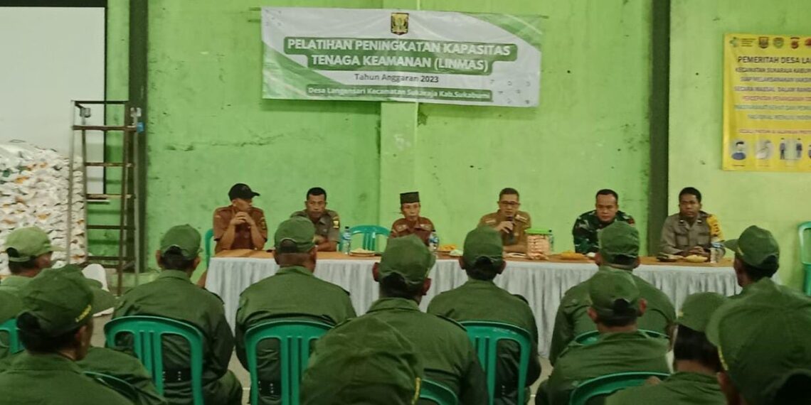Bhabinkamtibmas Polsek Sukaraja bersama Babinsa memberikan pembekalan tentang tugas pokok kepada 35 anggota Linmas