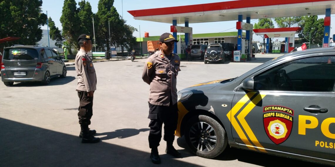 Polisi Polsek Sukalarang Giat Patroli Dialogis Antisipasi Gangguan Kamtibmas Di SPBU