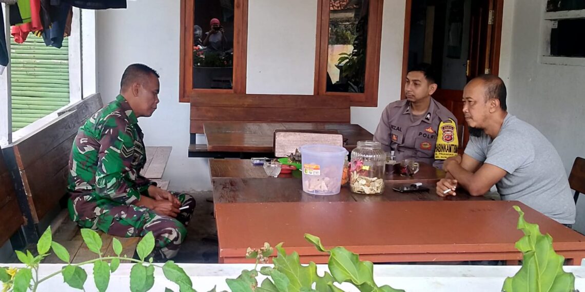 Sinergitas TNI – POLRI, Bhabinsa Bersama Bhabinkamtibmas Polsek Sukalarang Laksanakan Giat Sambang