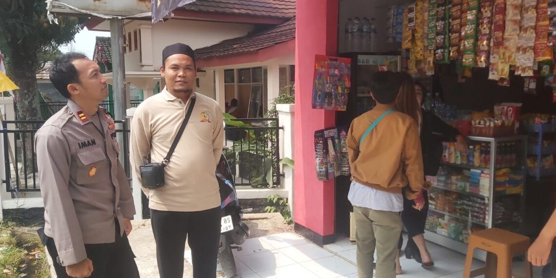 Sampaikan Pesan-pesan Kamtibmas Secara Langsung, Kapolsek Gunungguruh Sambang Warga