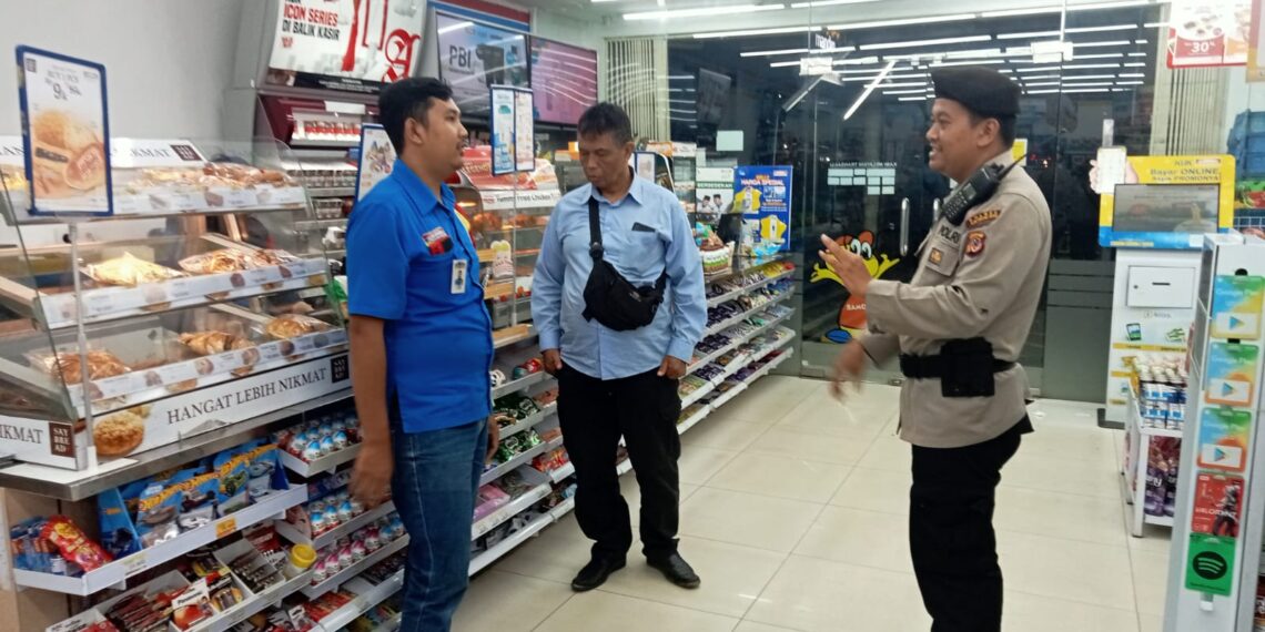 Patroli sambang Karyawan Alfamart dan  Indomart beri himbauan kamtibmas