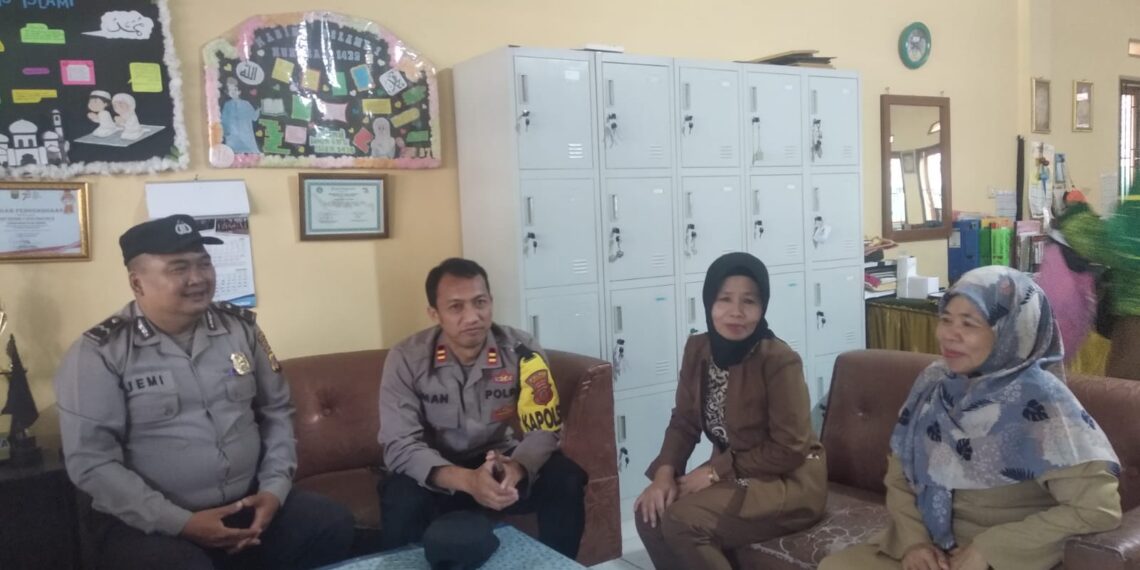 Jalin Silaturahmi Kapolsek Gunungguruh Sambangi Sekolah SMPN 1 Gunungguruh Sampaikan Pesan Kamtibmas