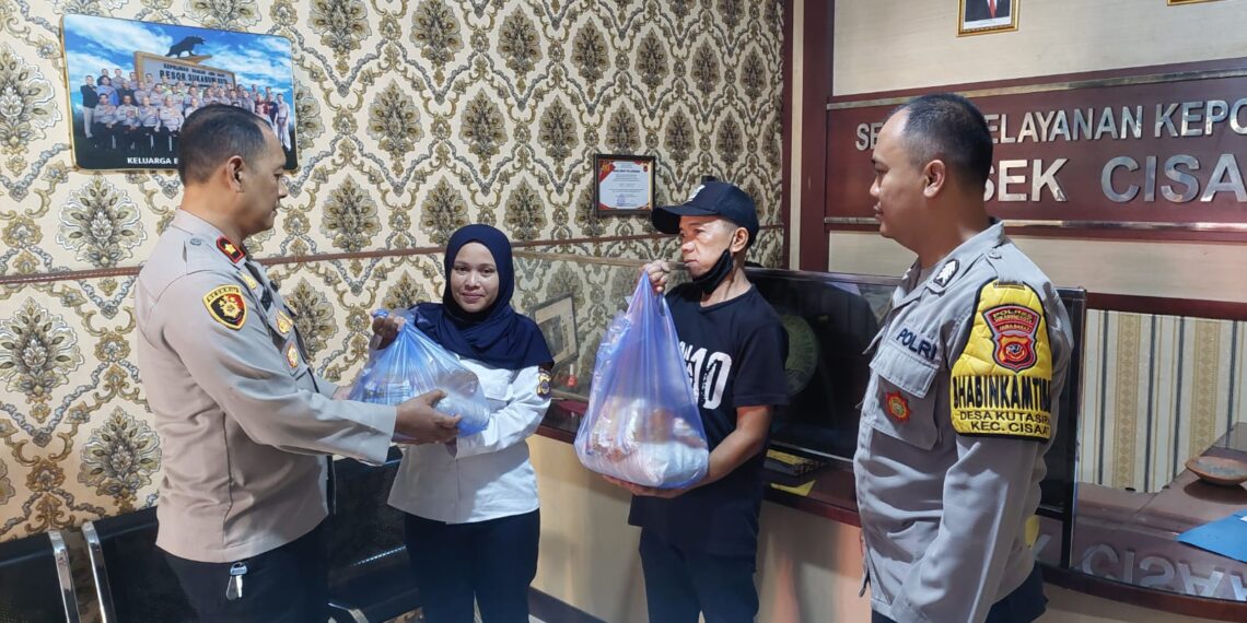 Jumat Berkah,Polsek  Cisaat Bagikan Paket Sembako Untuk Para PHL