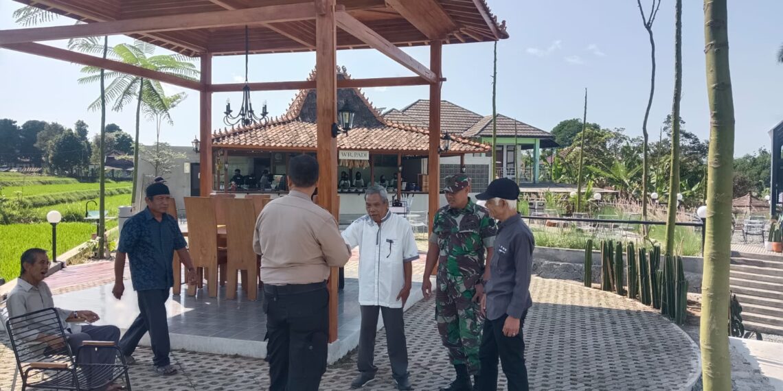 Anggota Samapta Polsek Sukabumi Melaksanakan kegiatan dialogis dengan Pemilik Cafe Kopi Nako di Desa Sukajaya