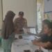 Anggota Bhabinkamtibmas Polsek Sukaraja bersama-sama dengan unsur Muspika Desa Selawangi pantau penyaluran BPNT oleh Desa,dan BLT DD