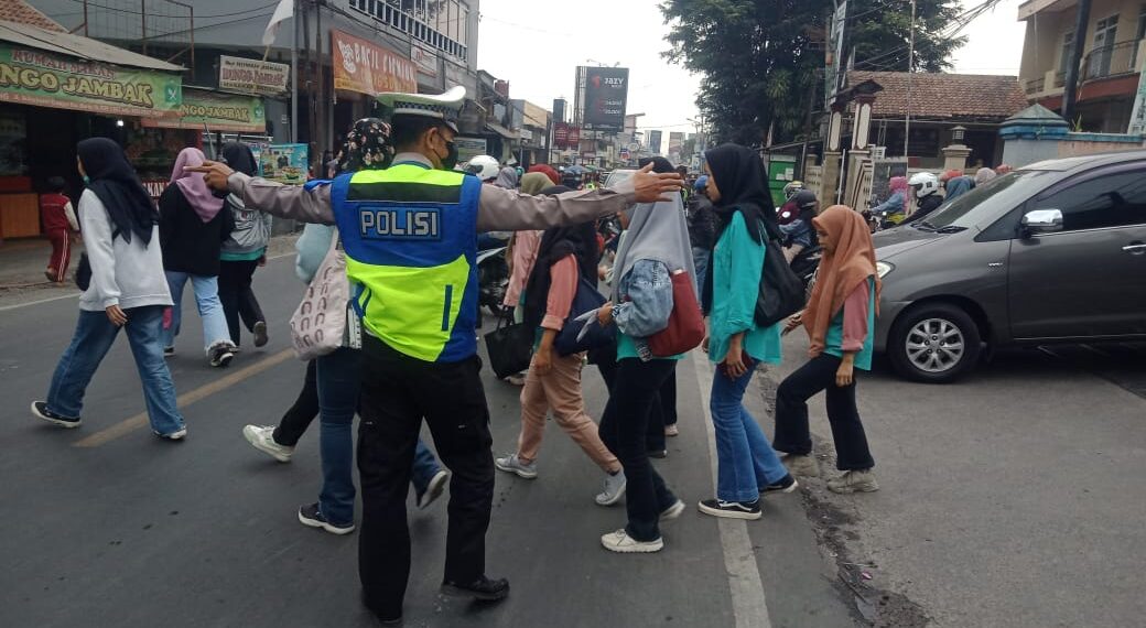 Antisipasi Kemacetan,Polisi polsek sukalarang Gelar Gatur Sore Pasca Bubaran Karyawan Pabrik