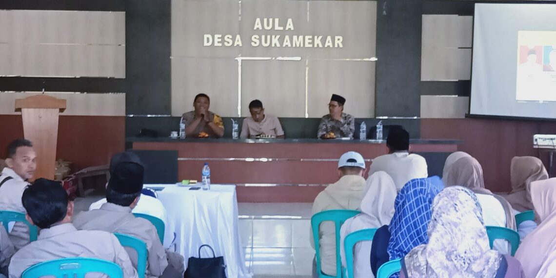 Anggota Polsek Sukaraja Beserta Bhabinkamtibmas menghadiri dan mengamankan kegiatan penyampaian visi dan misi, para Calon Kepala Desa Sukamekar